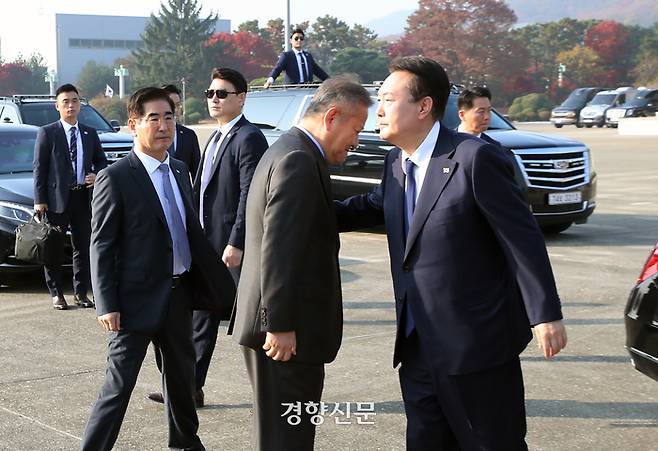 4박6일 간의 동남아 순방에 나선 윤석열 대통령이 11일 서울공항에 도착해 이상민 행정안전부 장관과 인사하며 어깨를 두드리고 있다. 대통령실사진기자단