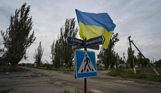 우크라이나군이 동부전선에서 대승을 거둔데 이어 남부 헤르손주에서도 러시아군 방어선을 뚫는 데 성공했다고 3일(현지시간) 외신들이 보도했다. 이날 우크라이나군이 탈환한 헤르손 지역에 우크라이나 국기가 나부끼고 있다. [사진 = 연합뉴스]