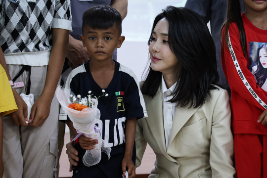 . : 김건희 여사가 11일 캄보디아 프놈펜 헤브론 의료원을 방문해 어린이 환자들을 만나고 있다. 뉴시스.