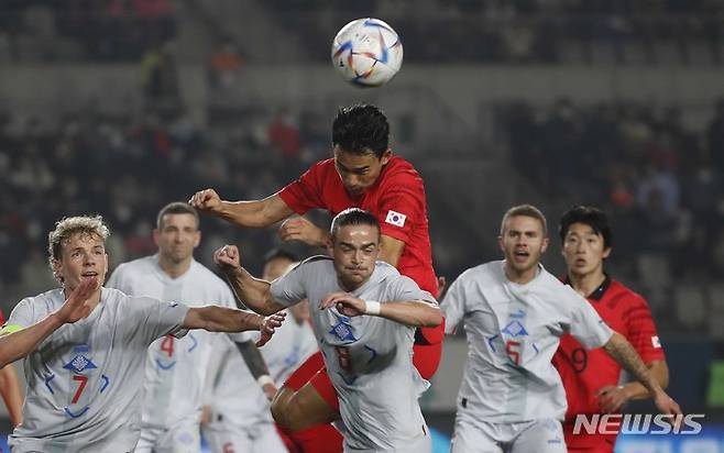 [화성=뉴시스] 정병혁 기자 = 11일 오후 경기 화성종합경기타운에서 열린 하나은행 초청 축구 국가대표 평가전 대한민국과 아이슬란드의 경기, 조유민이 헤더슛을 시도하고 있다. 2022.11.11. jhope@newsis.com