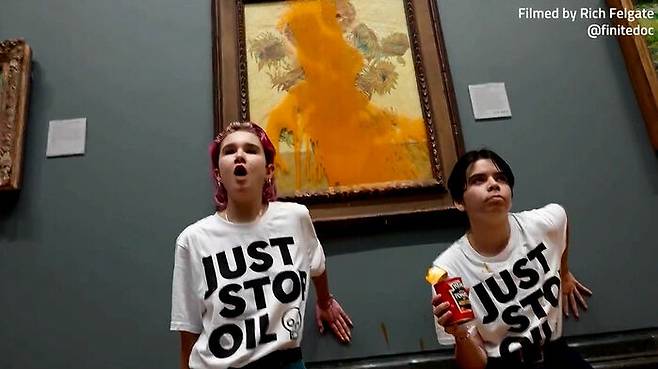 저스트 스톱 오일 활동가들이 반 고흐 '해바라기'에 수프를 끼얹고 나서 손을 접착제로 벽에 붙이는 시위를 했다.