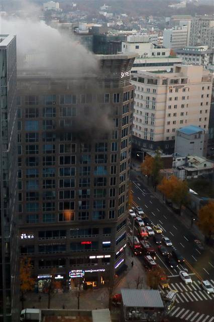 검은연기 피어오르는 종로 주상복합 아파트 - 11일 오전 서울 종로구 대성 스카이렉스 아파트에서 불이 나 검은연기가 피어오르고 있다. 이날 소방에 따르면 이날 7시6분 신고를 접수해 현장에 차량 27대 102명을 투입해 화재 진압 중이다. 2022.11.11/뉴스1