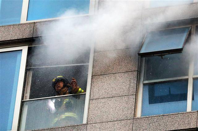 화재와 사투 벌이는 소방대원 - 11일 오전 서울 종로구 대성 스카이렉스 아파트에서 화재가 발생해 소방대원이 진압을 하고 있다. 이날 소방에 따르면 이날 7시6분 신고를 접수해 현장에 차량 27대 102명을 투입해 화재 진압 중이다. 2022.11.11/뉴스1