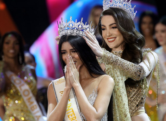 25일(현지시간) 태국 파타야에서 열린 트랜스젠더 미인대회인  ‘미스 인터내셔널 퀸 2022’에서 대상을 차지한 필리핀 참가자가 왕관을 쓰며 기뻐하고 있다.EPA 연합뉴스