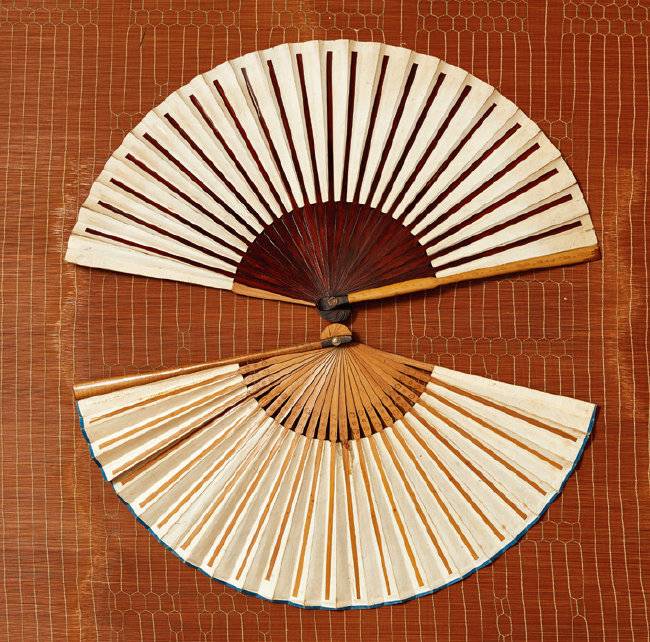 표정선(杓庭扇). 조선 후기 문신 민태호가 장인에게 의뢰해 접선의 형태를 작고 매끈하게 만들었다. 현대의 접는 부채와 흡사한 크기다.