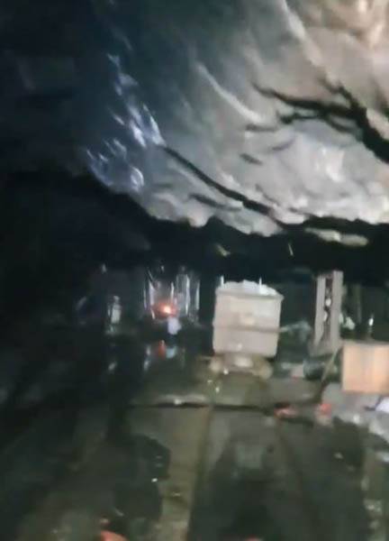 경북 봉화군 광산 매몰사고로 고립됐던 노동자들이 체온 유지를 위해 갱도에 버려진 물건들로 만든 천막. 천막 안에서 장작이 타고 있다. / 경북도소방본부 제공