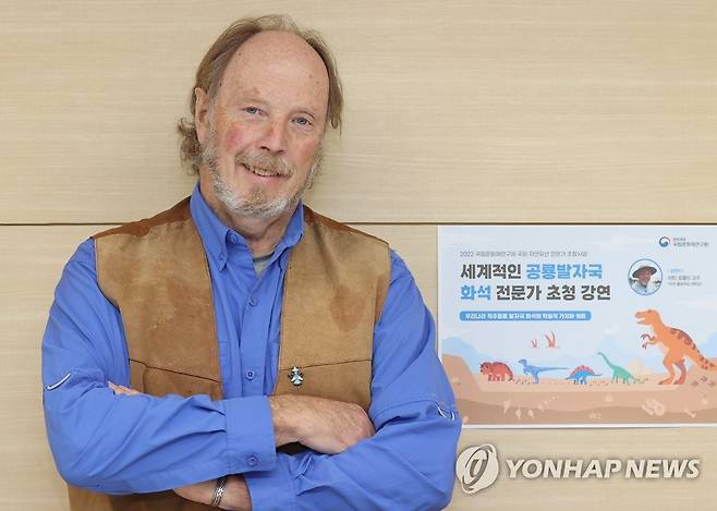 한국 찾은 마틴 로클리 교수 (서울=연합뉴스) 이재희 기자 = 미국 콜로라도 대학교 마틴 로클리 명예교수가 10일 오후 서울 종로구 고궁박물관 별관에서 열린 '세계적인 공룡발자국 화석 전문가 초청 강연'에 앞서 포즈를 취하고 있다. 2022.11.10 scape@yna.co.kr