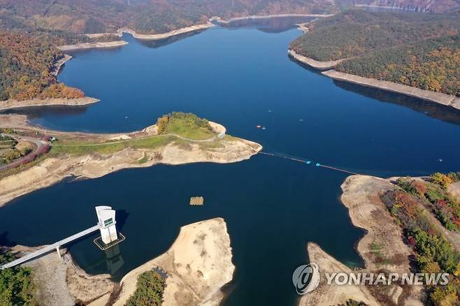 저수율 낮아진 광주 식수원 동복호 (화순=연합뉴스) 조남수 기자 = 가뭄이 장기화하고 있는 2일 전남 화순 동복호의 저수율이 32%대로 낮아지며 저수지 가장자리가 드러나고 있다. 광주시의 주요 식수원인 동복호의 현 저수용량은 앞으로 140일 정도만 물 공급이 가능한 실정으로 1993년 이후 30년 만의 제한급수까지 우려되고 있다. 2022.11.2 
    iso64yna.co.kr