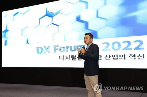 DX Forum 2022     (서울=연합뉴스) 송용진 두산에너빌리티 전략혁신부문장이 11일 성남시 분당두산타워에서 열린 'DX Forum 2022'에서 인사말 하고 있다. 2022.11.11 [두산에너빌리티 제공. 재판매 및 DB 금지]
    photo@yna.co.kr
(끝)