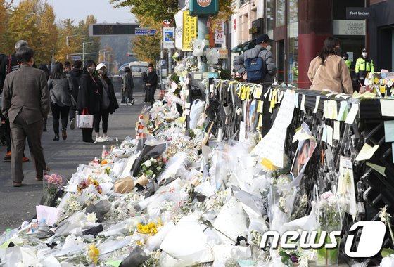 서울 용산구 이태원역 1번 출구에 마련된 이태원 참사 희생자 추모공간에서 시민들이 희생자를 애도하고 있다. [사진=뉴스1]