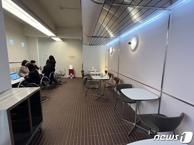 도어투성수에서는 테이블과 의자가 비치돼 있어 판매되는 주류를 매장에서 마셔볼 수 있다. ⓒ 뉴스1 신민경 기자