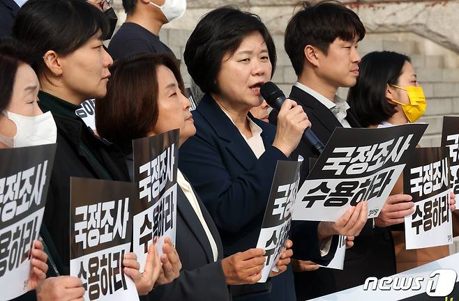 이정미 대표가 10일 오후 국회 본관 계단에서 열린 이태원 참사 진상규명 책임자처벌 국정조사를 위한 정의당 결의대회에서 발언하고 있다. 2022.11.10/뉴스1 ⓒ News1 이동해 기자