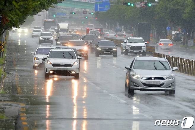 비 내리는 도로/뉴스1 ⓒ News1