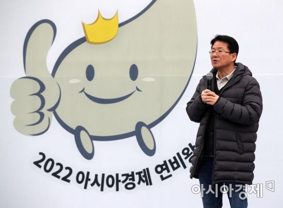 12일 경기 하남시 한국도로공사 수도권본부에서 열린 '2022 아시아경제 연비왕 대회'에서 심사위원장인 김필수 대림대 교수가 심사 기준 등을 설명하고 있다./김현민 기자 kimhyun81@