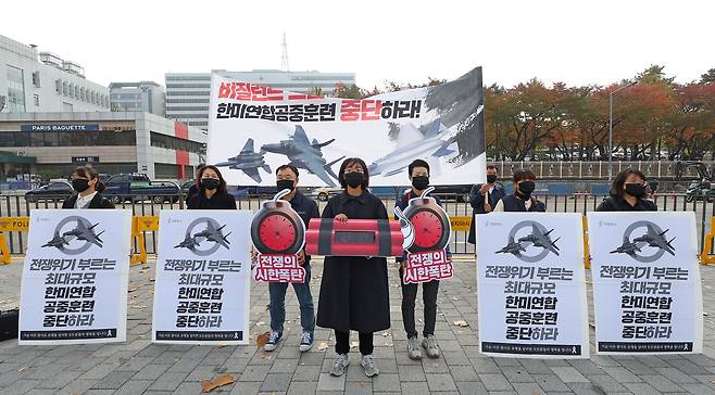 겨레하나 및 민주노총 관계자 등이 1일 서울 용산 대통령실 앞에서 한미연합공중훈련 반대 침묵 퍼포먼스를 하고 있다./연합뉴스