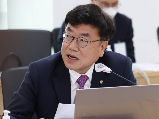 국민의힘 서범수 의원이 14일 오전 경기도 수원시 영통구 경기도청에서 열린 국회 국토교통위원회의 경기도에 대한 국정감사에서 발언하고 있다.  연합뉴스