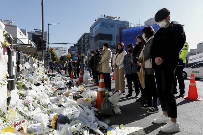 이태원 핼러윈 참사 추모공간이 마련된 서울 용산구 이태원역 1번 출구 앞에서 시민들이 희생자들을 추모하고 있다. / 문재원 기자