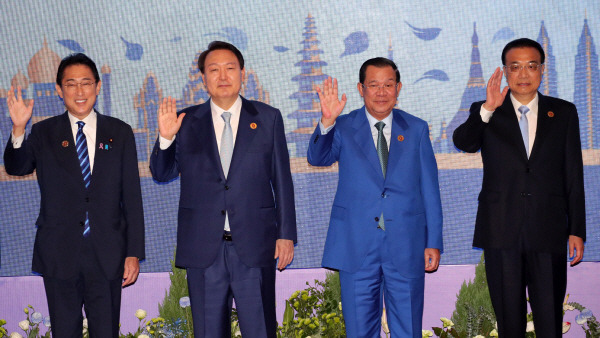 윤석열 대통령이 12일(현지시간) 오전 캄보디아 프놈펜 한 호텔에서 열린 아세안(ASEAN·동남아국가연합)+3(한중일) 정상회의에 참석, 기념촬영을 하고 있다. 왼쪽부터 기시다 후미오 일본 총리, 윤석열 대통령, 훈센 캄보디아 총리, 리커창 중국 총리와 기념촬영을 하고 있다. 연합뉴스