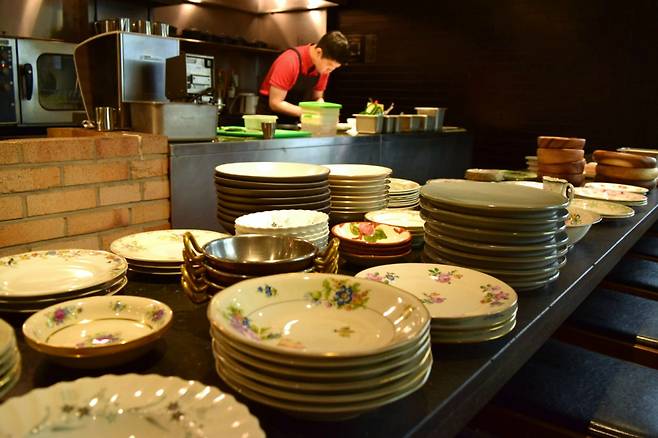 A chef prepares ingredients at restaurant Gigas on Nov. 3. (Kim Hae-yeon/ The Korea Herald)