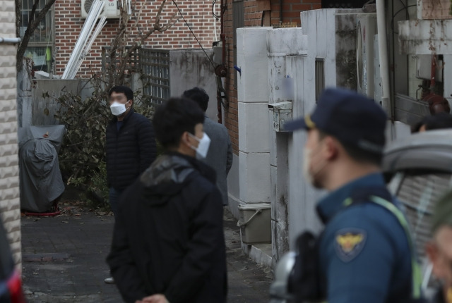 용산경찰서 전 정보계장이 숨진 채 발견된 가운데  지난 11일 오후 서울  용산경찰서 전 정보계장 자택 앞에서 경찰들이 출입을 통제하고 있다. 뉴시스