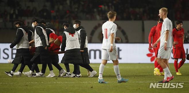 [화성=뉴시스] 정병혁 기자 = 11일 오후 경기 화성종합경기타운에서 열린 하나은행 초청 축구 국가대표 평가전 대한민국과 아이슬란드의 경기, 박지수가 들것에 실려나가고 있다. 2022.11.11. jhope@newsis.com