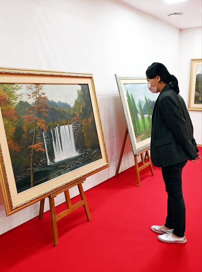 11일 서울시 서초구에 위치한 농협 하나로마트 양재점에 방문한 고객들이 ‘한국의 밀레’ 故(고) 오무영 화백의 작품을 감상하고 있다. 농협유통 제공