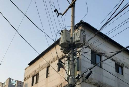 1~2m 거리에 2만2900V(볼트) 고압선 3개와 변압기 3개가 있다. 연합뉴스