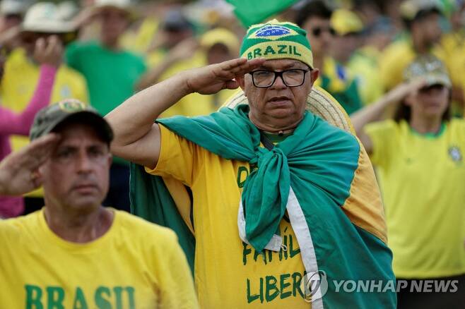 거수 경례하는 브라질 보우소나루 지지자들 [로이터 연합뉴스 자료사진. 재판매 및 DB 금지]