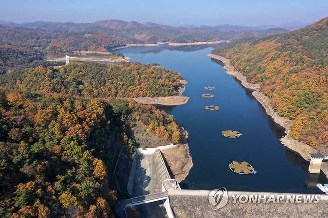 저수율 내려간 광주 식수원 동복호 (화순=연합뉴스) 조남수 기자 = 가뭄이 장기화하고 있는 2일 전남 화순 동복호의 저수율이 32%대로 낮아지며 저수지 가장자리가 드러나고 있다.  2022.11.2 
    iso64yna.co.kr