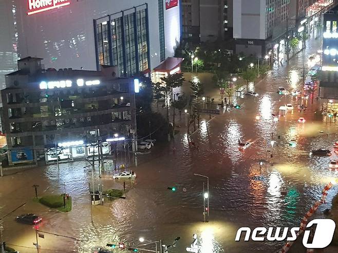 지난 2020년 7월23일 부산 연제구 한 도로에 폭우가 쏟아지면서 도로 침수 피해가 발생한 모습.(부산경찰청 제공) 2020.7.23/뉴스1 ⓒ News1