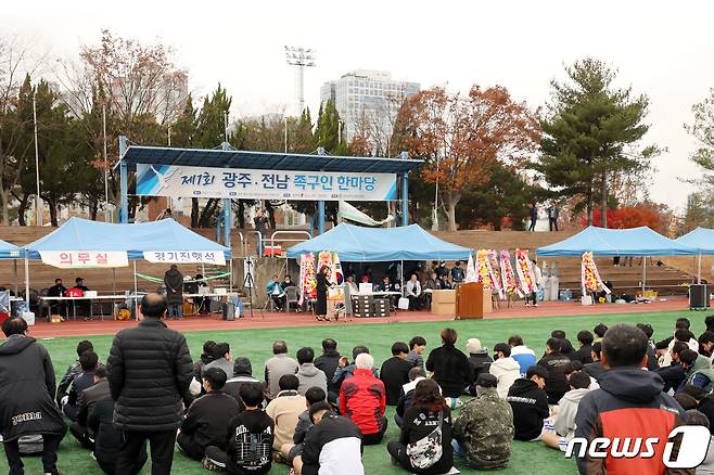 13일 오전 광주 첨단체육공원에서 제1회 광주·전남 족구인 한마당 대회 개회식이 진행되고 있다. 뉴스1 광주·전남본부가 주최하고 광주광역시족구협회가 주관하는 이번 대회에는 72개팀, 600여명의 선수가 참여한다. 2022.11.13/뉴스1 ⓒ News1 이승현 기자