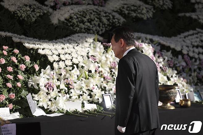 윤석열 대통령이 2일 오전 서울광장에 마련된 이태원 사고 사망자 합동분향소를 찾아 조문하고 있다. (대통령실 제공) 2022.11.2/뉴스1 ⓒ News1 오대일 기자