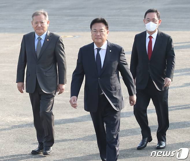 정진석 국민의힘 비대위원장과 주호영 원내대표, 이상민 행정안전부 장관이 11일 오전 경기 서울공항에서 윤석열 대통령 출국 환송을 마치고 이동하고 있다. 2022.11.11/뉴스1 ⓒ News1 송원영 기자