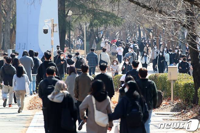 새 학기를 맞아 '대면수업'이 본격화되면서 대학가는 모처럼 활기를 되찾고 있다.  2022.3.3/뉴스1 ⓒ News1 공정식 기자