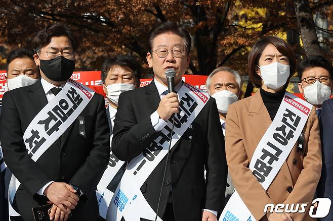 이재명 더불어민주당 대표를 비롯한 당 지도부들이 11일 서울 여의도역 인근에서 열린 이태원 참사 국정조사·특검 추진 범국민 서명운동 발대식에서 발언하고 있다. 2022.11.11/뉴스1 ⓒ News1 조태형 기자