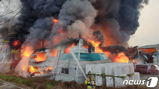 13일 오후 경기 화성시의 한 부직포 제조공장에서 화재가 발생해 소방당국이 진화에 나섰다.(경기도소방재난본부 제공)/