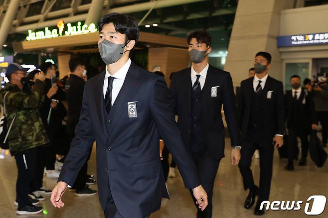 조규성을 비롯한 대한민국 축구국가대표팀 선수들이 카타르 출국을 위해 13일 오후 인천국제공항에 도착하고 있다. 벤투호는 카타르 월드컵에서 오는 24일 오후 10시 우루과이와의 경기를 시작으로 가나(28일 오후 10시), 포르투갈(12월3일 오전 0시)과 차례로 조별리그를 치른다.2022.11.13/뉴스1 ⓒ News1 이광호 기자