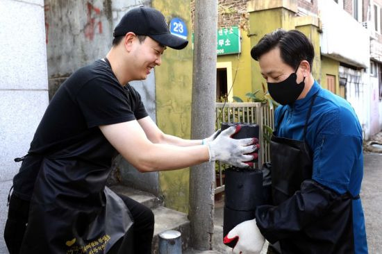 김이배 제주항공 대표(오른쪽)가 12일 직원들과 서울 관악구에서 연탄 나눔 봉사활동을 했다.＜사진제공:제주항공＞