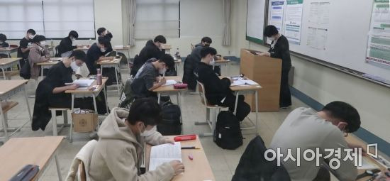 2022학년 대학수학능력시험(수능) 날인 18일 서울 용산고등학교에서 시험을 치르는 수험생들 수험장에서 시험을 준비하고 있다.