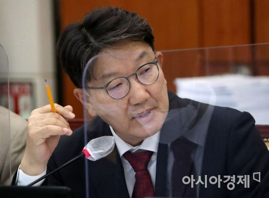 권성동 국민의힘 의원이 17일 국회에서 열린 방송통신위원회 등에 대한 국정감사에서 김의철 한국방송공사 사장에게 질문을 하고 있다./윤동주 기자 doso7@