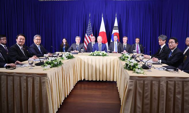 윤석열 대통령이 13일(현지시간) 캄보디아 프놈펜 한 호텔에서 열린 한미일 정상회담에서 조 바이든 미국 대통령, 기시다 후미오 일본 총리와 대화하고 있다./연합뉴스