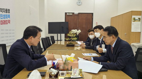 이완섭 시장이 성일종 국민의힘 정책위의장을 만나 현안 사업을 설명하고 있다. 사진=서산시 제공