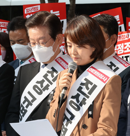 고민정 더불어민주당 최고위원이 지난 11일 오후 서울 영등포구 여의도역 5번 출구 앞에서 열린 이태원 참사 국정조사특검추진 범국민 서명운동 발대식에서 참사로 숨진 배우 고 이지한씨의 어머니가 쓴 편지를 낭독하고 있다.<연합뉴스>