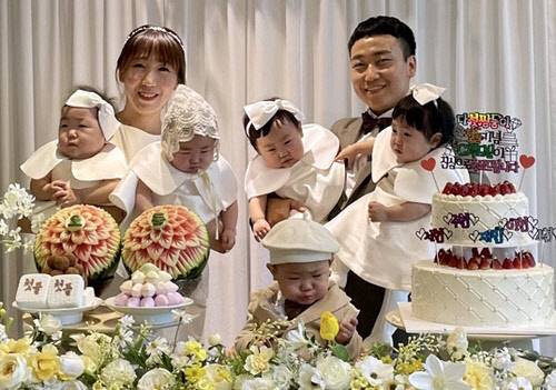 다섯쌍둥이 돌잔치.<서혜정 대위 제공, 연합뉴스>
