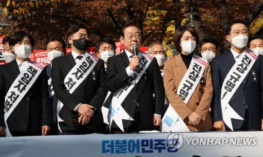 이재명 더불어민주당 대표가 지난 11일 오후 서울 영등포구 여의도역 5번 출구 앞에서 열린 이태원 참사 국정조사특검추진 범국민 서명운동 발대식에서 발언하고 있다.<연합뉴스>