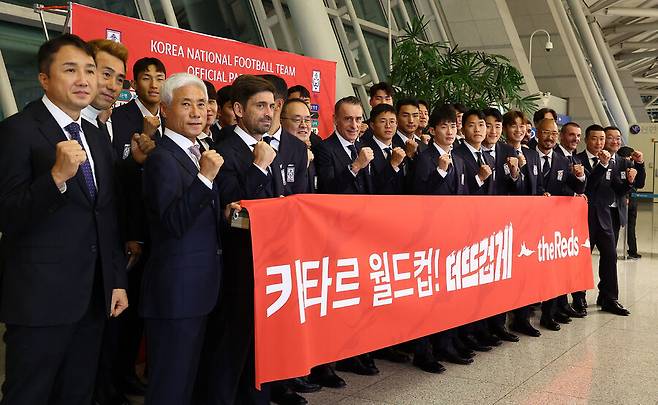 파울루 벤투 감독이 이끄는 한국 남자축구 대표팀이 13일 저녁 인천국제공항 출국장에서 월드컵이 열리는 카타르 도하로 출국하기 전 인터뷰를 한 다음 기념사진을 찍고 있다. 김혜윤 기자 unique@hani.co.kr