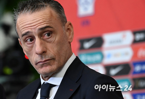 2022 카타르 월드컵에 출전하는 대한민국 축구대표팀 파울루 벤투 감독이 13일 오후 인천국제공항을 통해 카타르 도하로 출국하기 전 인터뷰를 하고 있다. [사진=김성진 기자]