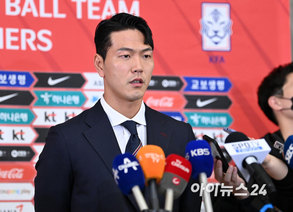 2022 카타르 월드컵에 출전하는 대한민국 축구대표팀 김영권이 13일 오후 인천국제공항을 통해 카타르 도하로 출국하기 전 인터뷰를 하고 있다. [사진=김성진 기자]