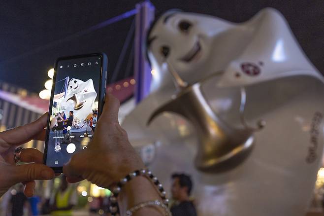 카타르 도하 북부 루사일 대로에 설치된 2022 FIFA카타르월드컵 마스코트 ‘라이브(La'eeb)’ 앞에서 시민과 관광객들이 기념사진을 찍고 있다. 아랍어로 라이브는 ‘매우 뛰어난 기술을 가진 선수’라는 뜻이다. 김현동 기자