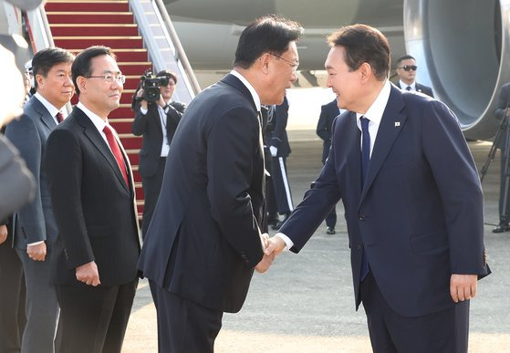 4박6일 간의 동남아 순방에 나선 윤석열 대통령이 11일 서울공항에 도착해 국민의힘 정진석 비상대책위원장의 배웅을 받고 있다. 대통령실사진기자단